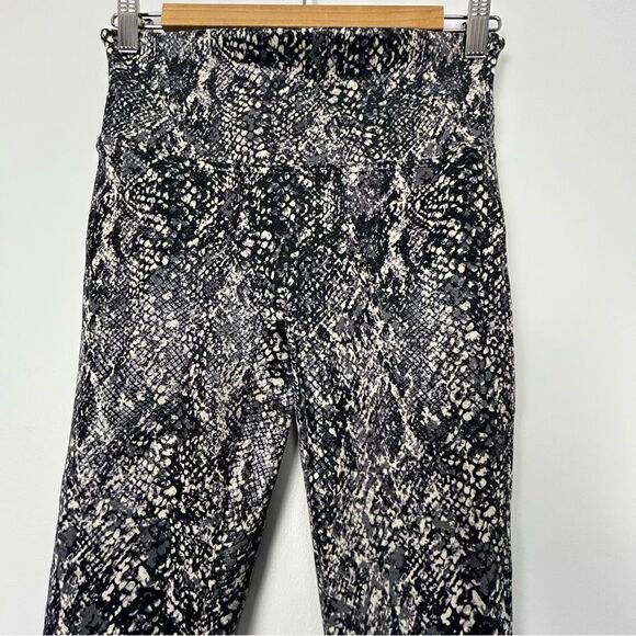 NWOT SPANX Faux Leather Snake Shine Leggings - Picture 6 of 14